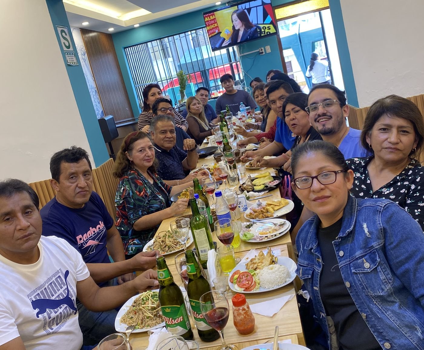 La mesa larga del local, llena de comensales