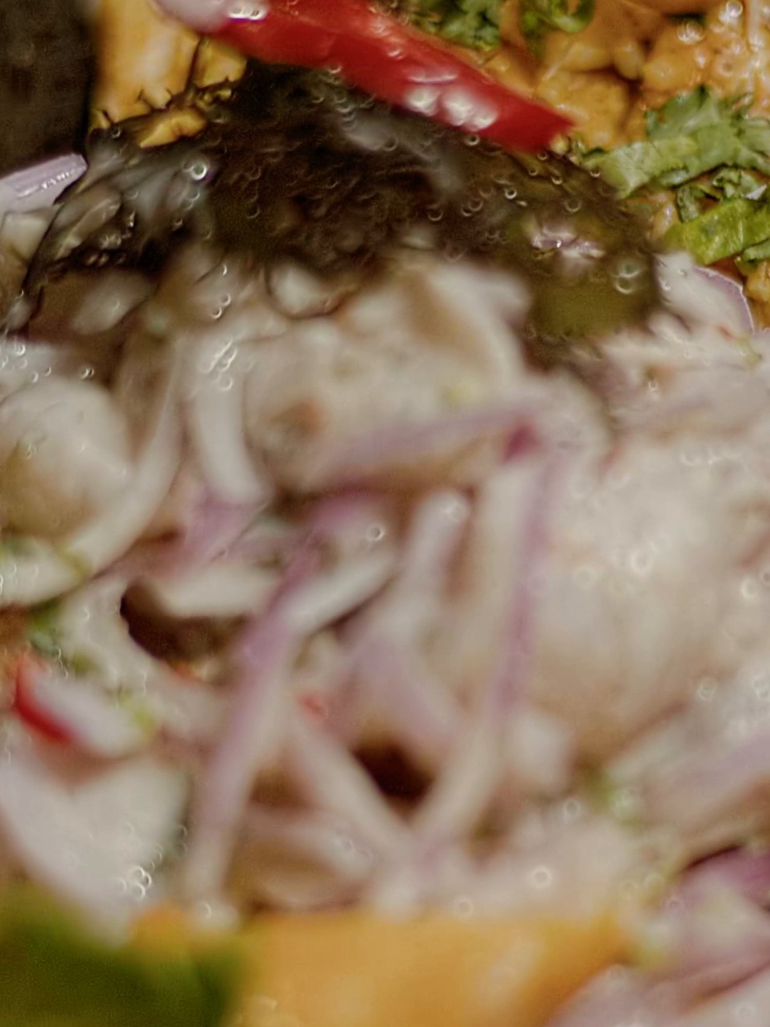 Ceviche mixto de Afrodiziakus recién servido, con langostinos, pulpo y conchas