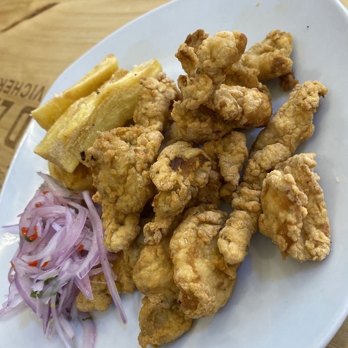 Chicharrón con yuca y sarsa criolla, segundo del menú