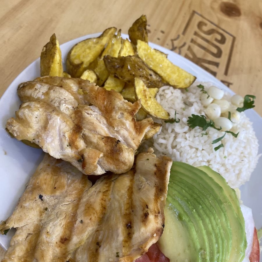 Pollo a la plancha con papas doradas, arroz y ensalada, segundo del menú