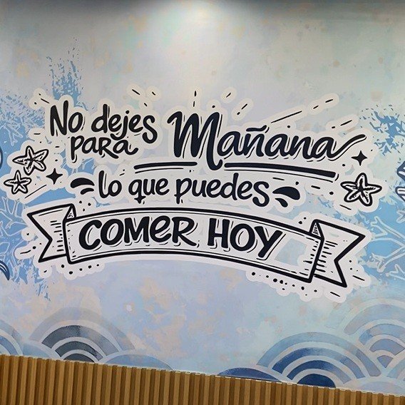 Mural del local: «No dejes para mañana lo que puedes comer hoy»