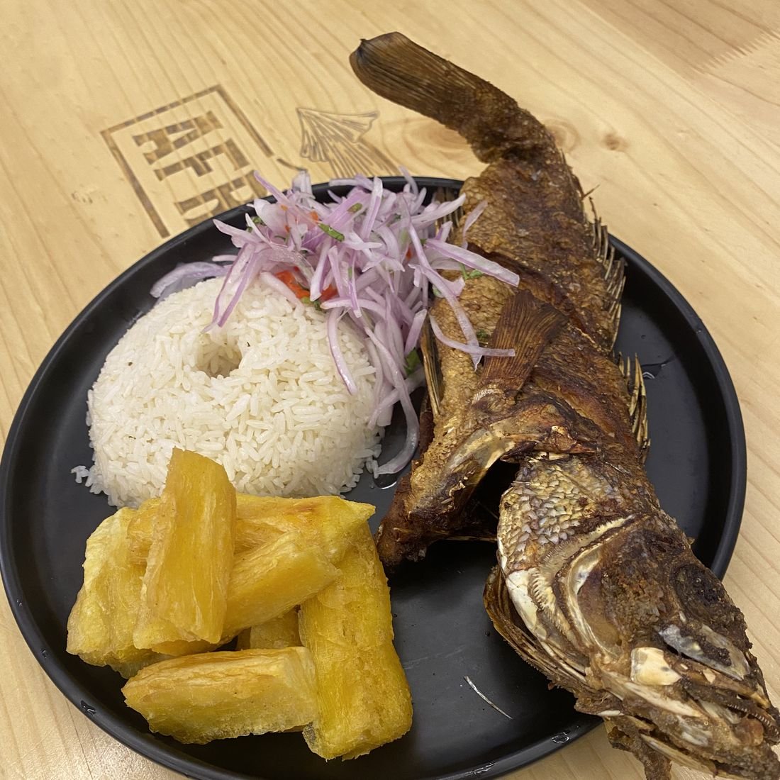 En la foto: cabrilla frita con yuca · S/ 40